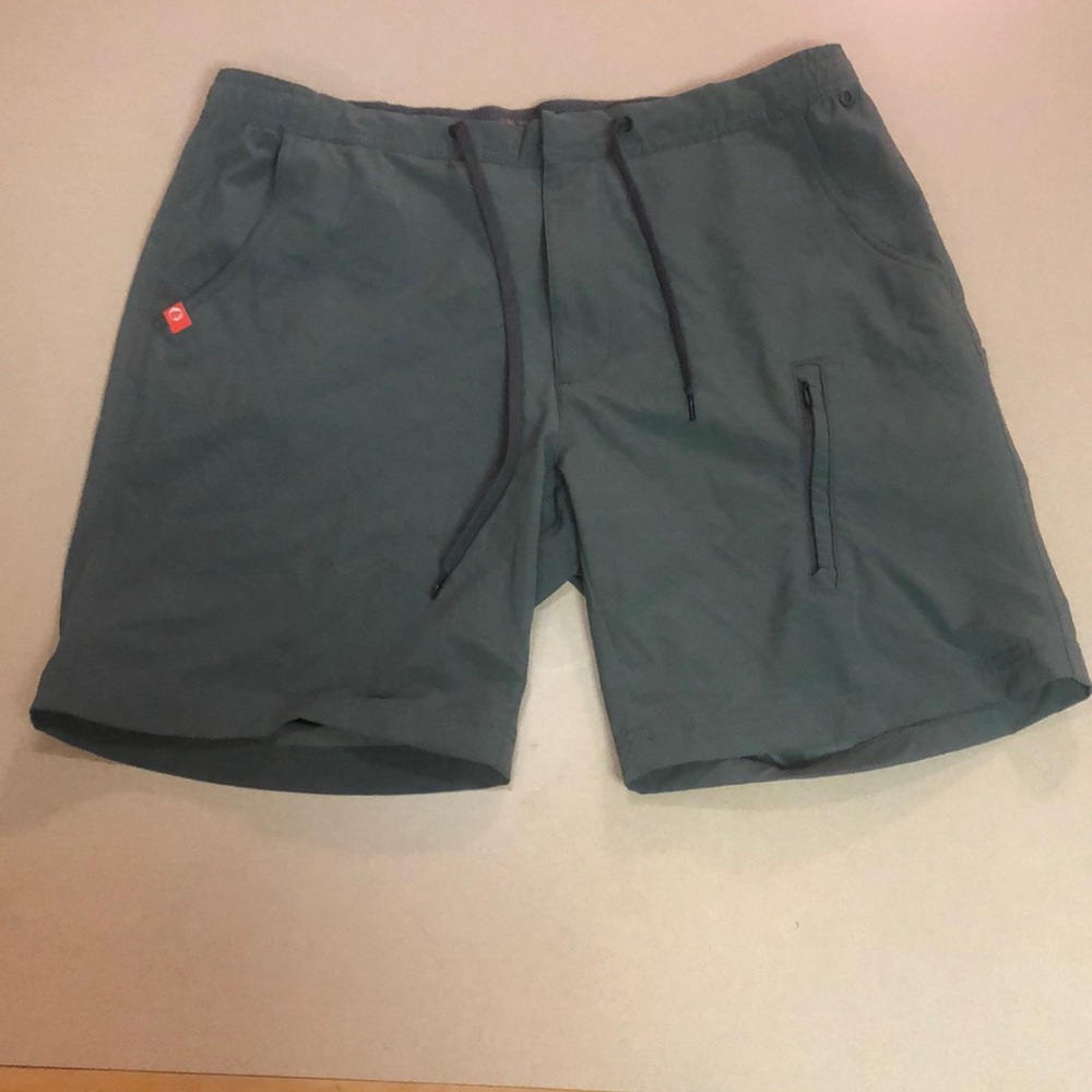The American outdoorsman shorts. Size L